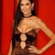 A takhle vypadal výstřih, nebo spíš výstřihy herečky Demi Moore na letošních Oscarech