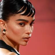 Zoë Kravitz ráda nosí excentrický styl, proto k ní krátká ofina skvěle pasuje