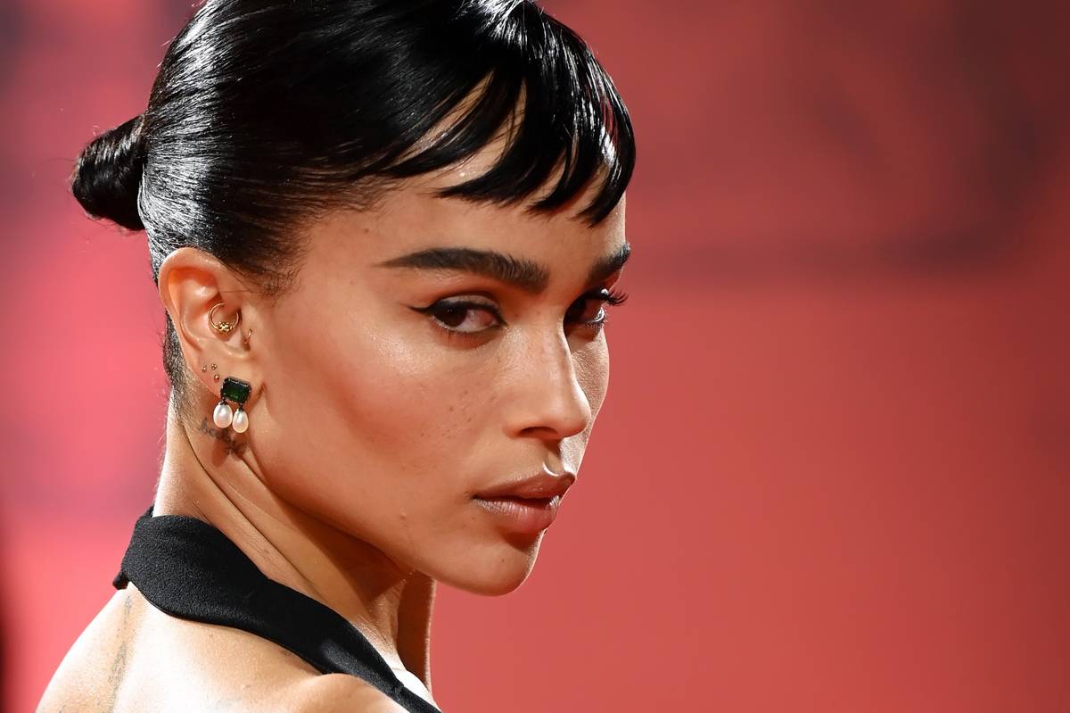 Zoë Kravitz ráda nosí excentrický styl, proto k ní krátká ofina skvěle pasuje