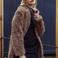 Rolák Chappe, 3 190 Kč. Šaty Chappe, 4 050 Kč. Punčocháče Tezenis, 199 Kč. Kabát H&M, 2 499 Kč. Kožená kabelka Gino Rossi, prodává CCC, 2 517 Kč