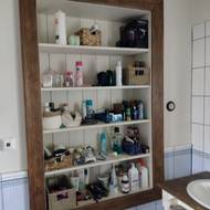 Skříňka v koupelně má rám ze starých futer