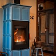 Kachlová kamna vytvářejí tu správnou chalupářskou atmosféru