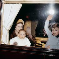 Alžběta II. na konci roku 1964 se svými dvěma mladšími syny Andrewem a Edwardem