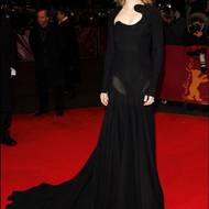 Rok 2007. Šaty na filmovém festivalu Berlinale dokazují, že i černá může na červeném koberci zaujmout a vyniknout. Jde o haute couture róbu značky Givenchy