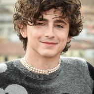 Herec Timothée Chalamet se nebojí kousků, které působí ženštějším dojmem. Perly a další náhrdelníky patří k jeho oblíbeným doplňkům