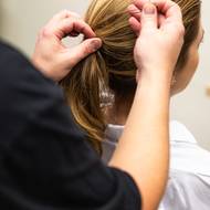 Na závěr přidejte vlasy z okolí obličeje, můžete si pomoct pinetkami