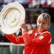 Martina Navrátilová s jednou ze svých devíti tenisových trofejí v roce 1982
