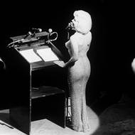 Marilyn Monroe a její nahé šaty, ve kterých v roce 1962 zpívala Happy Birthday prezidentu Johnu F. Kennedymu