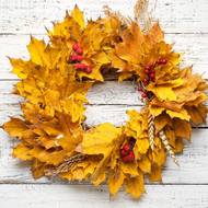 Na polystyrenový korpus tavnou pistolí připevněte listy, které s dětmi nasbíráte při procházce, a doplňte barevnou dekorací. Je to rychlé a velmi efektivní