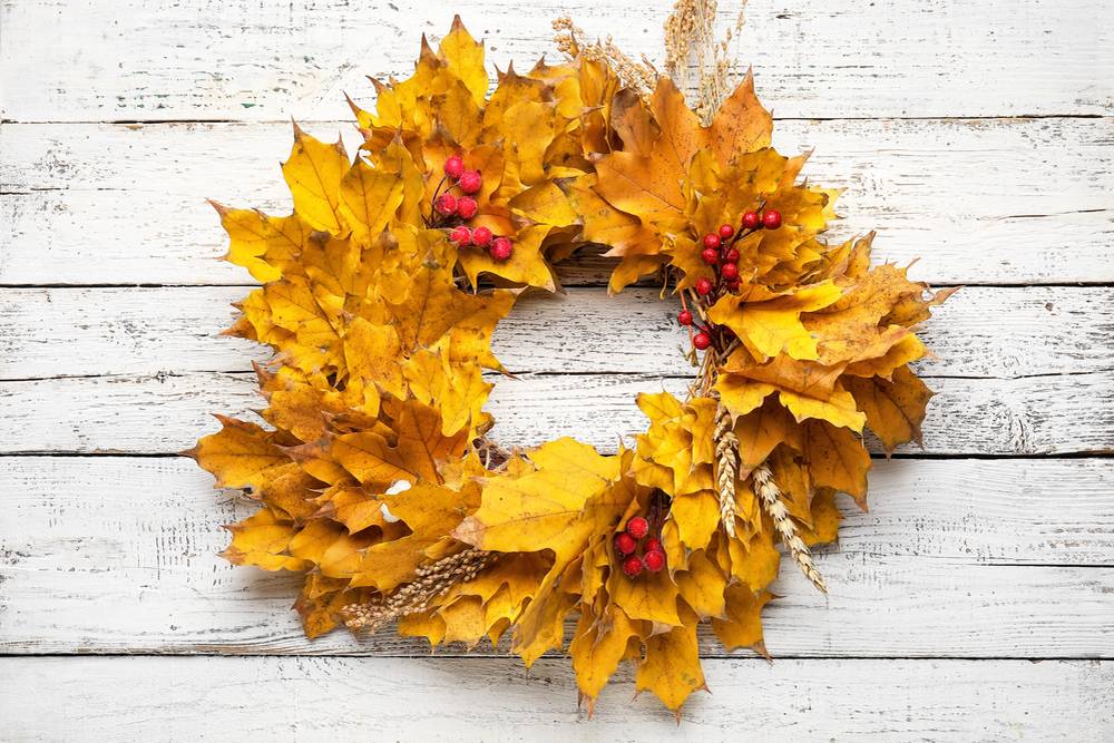 Na polystyrenový korpus tavnou pistolí připevněte listy, které s dětmi nasbíráte při procházce, a doplňte barevnou dekorací. Je to rychlé a velmi efektivní