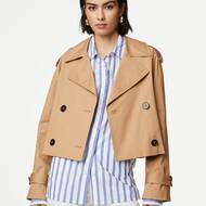 Zkrácený trenčkot Marks & Spencer, 1 999 Kč