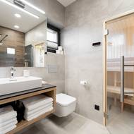 Součástí koupelen jsou finské sauny s výhledem na okolní krajinu