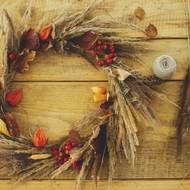 Sušené traviny seženete v každém květinářství, stejně jako oranžové mochyně. I když si budete věnec vyrábět sami, pro ušetření času se vyplatí si materiál nakoupit