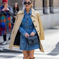 Můžete stále dál nosit i džínové šaty – těm sluší zejména jednodušší kabáty a trenčkoty