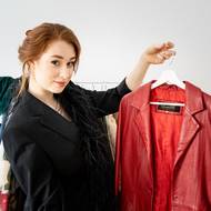 Ze second handu pochází i Natáliin červený kabát