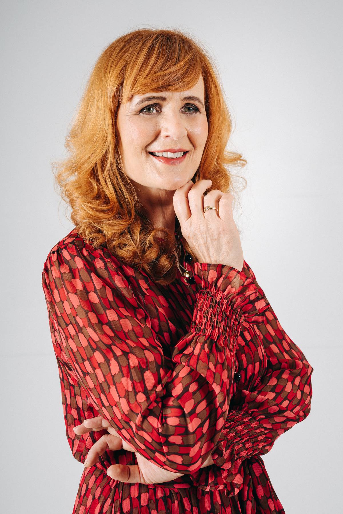 Vínová barva Ivě sluší