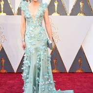 Rok 2016. Na Oscary si oblékla pastelově modré šaty s 3D aplikacemi květin od značky Armani Privé