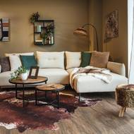 Když si vyberete neutrální barvu pohovky, lze jí dodat pokaždé jinou tvář díky doplňkům. Tohle je inspirace ve stylu Dream Afrika (Africký sen)