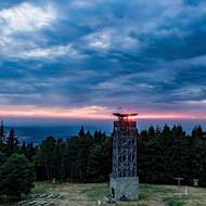 Z rozhledny na Velkém Lopeníku se otevírají panoramatické výhledy do okolí, při dobrém počasí jsou vidět i Tatry