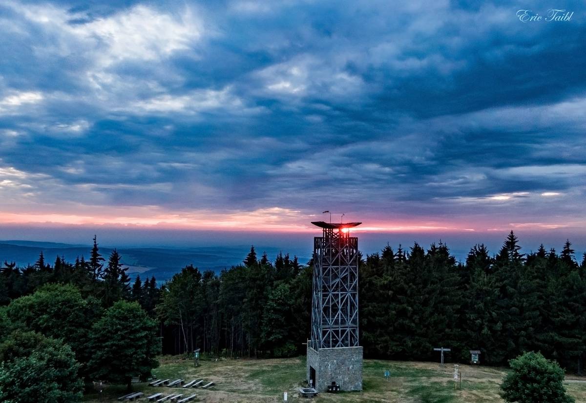 Z rozhledny na Velkém Lopeníku se otevírají panoramatické výhledy do okolí, při dobrém počasí jsou vidět i Tatry