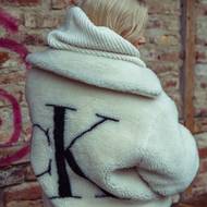 Kabátek z umělé kožešiny Calvin Klein, prodává Van Graaf, 6 299 Kč. Kukla Reserved, 499 Kč