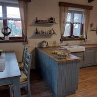 Patinovaný nábytek v kuchyni (VanillaWood) vypadá, jako by ho vytvořil zub času