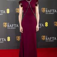 Rok 2024. Na předávání letošních cen BAFTA herečka vyrazila ve vínových šatech Louis Vuitton, jejichž součástí byl i velkolepý šperk – diamantový řetízek, doplněný perlami