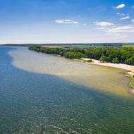 Polské pláže mají jedno společné - většinou krásný písek, čistou vodu a pozvolný vstup do moře