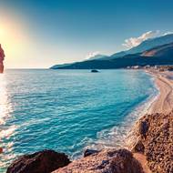 Pláž Livadhi v destinaci Himare patří mezi sedm nejkrásnějších albánských pláží i díky kontrastu moře, písku a hor