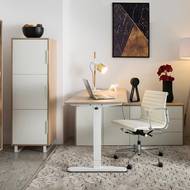 Čím je dítě starší, tím víc může pracovní část pokojíčku připomínat kancelář, ale vždy byste měli dbát na kvalitní židli a dostatečně prostorný stůl a jeho vhodné osvětlení