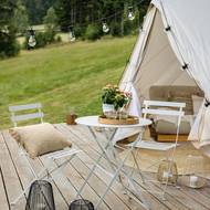 Proč jezdit do kempu, když můžete stanovat na zahradě?