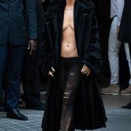 Na přehlídku Balenciagy Katy Perry vyrazila jen v kabátu a jejich pantashoes, tedy kalhotách (v tomto případě jen v uvozovkách) a botách v jednom