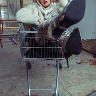  Kabátek z umělé kožešiny Calvin Klein, prodává Van Graaf, 6 299 Kč. Kukla Reserved, 499 Kč. Punčocháče Tezenis, 199 Kč. Kabelka Aldo, 1 790 Kč. Boty Steve Madden, 3 190 Kč