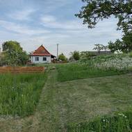 K domu patří zahrada a stodola, kde má svou dílnu pán domu