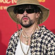 Portorikánský rapper Bad Bunny a jeho svérázný styl perly zvládá a ani nás na jeho outfitu nijak nešokují