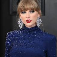 Zpěvačka Taylor Swift má rovně střiženou ofinu jako poznávací znamení - společně s červenou rtěnkou