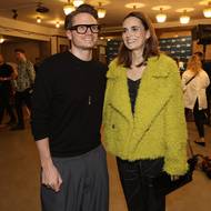 Barev se poslední dobou nebojí! Černý overal doplnila hravým sakem v limetkové barvě. S manželem Ondřejem vyrazili v květnu 2024 na premiéru minisérie Iveta 3