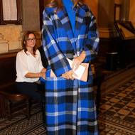 Výraznou modrou sladila Daniela s doplňky v nude barvě, měla jen psaníčko do ruky a lodičky zvolila do špičky