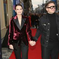 Pár na filmové premiéře Gump –⁠⁠⁠⁠⁠⁠ jsme dvojka v březnu 2024. Po veluru sahá opakovaně –⁠⁠⁠⁠⁠⁠ na kdekom by takové sako vypadalo zvláštně, Daniela ho ale dokázala sladit střídmě se zbytkem outfitu, který držela v černé