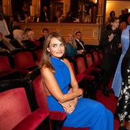 Na víkendové předávání Cen Thálie oblékla Daniela Brzobohatá šaty od české značky Mi. Díky novému účesu trochu připomíná herečku Emmu Mackey ze seriálu Sex Education. Taky vidíte tu podobu? 