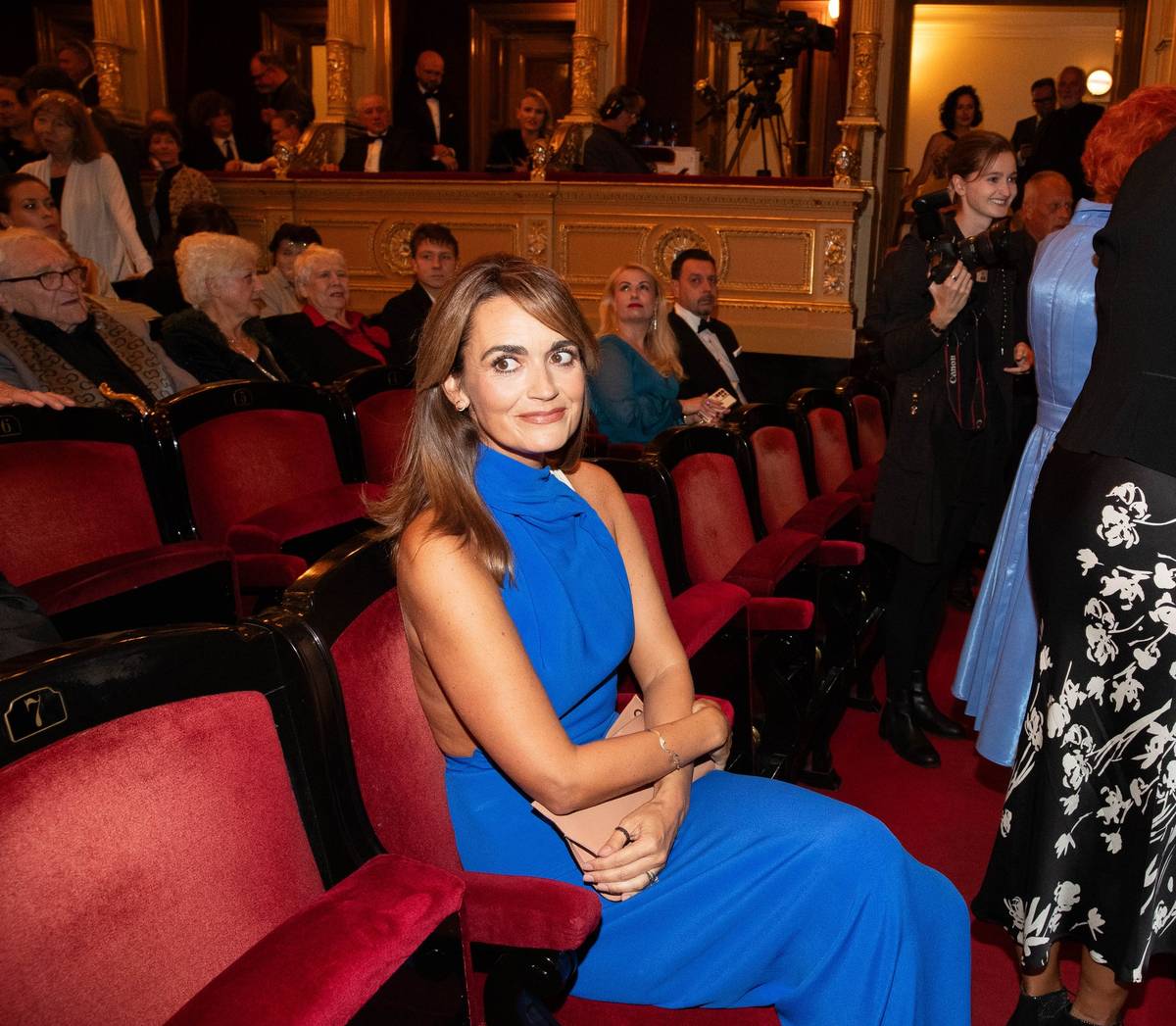 Na víkendové předávání Cen Thálie oblékla Daniela Brzobohatá šaty od české značky Mi. Díky novému účesu trochu připomíná herečku Emmu Mackey ze seriálu Sex Education. Taky vidíte tu podobu? 