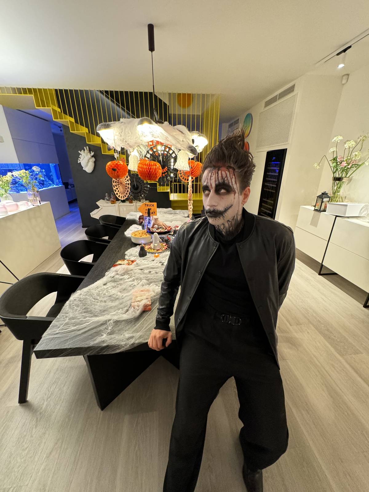 Do celkové atmosféry bytu ve své masce Milan dokonale zapadl