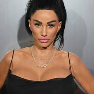 Katie Price má prsa - a kdo má víc?