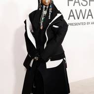 Do modelu Thoma Browneho se oblékla i letošní módní ikona roku, zpěvačka Erykah Badu