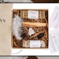 Vykuřovací sada (palo santo, šalvěj bílá, šalvěj pouštní, křišťál, obsidián), 690 Kč, Nayavita Yoga