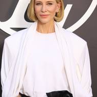 Cate Blanchett vypadá famózně - takhle jí to slušelo na nedávném pařížském fashion weeku. Její recept proti vráskám? Masírování obličeje