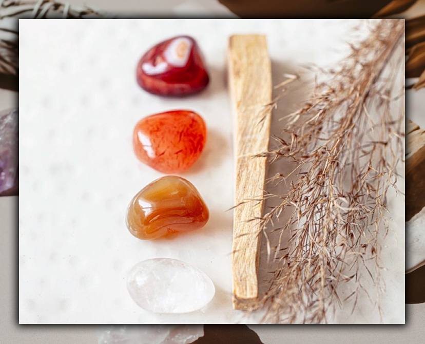 Set kamenů vhodných pro znamení Berana s dřívkem palo santo, 390 Kč, Yoga Day