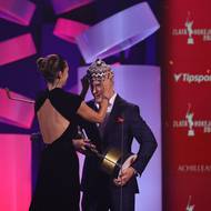 Šaty z plesu měla moderátorka i na Zlaté hokejce 2022 - tady jde vidět, že mají i zajímavě řešená záda. Nedivíme se, že si tyto šaty v šatníku stále drží! Opět jde o model z dílny značky Mi 