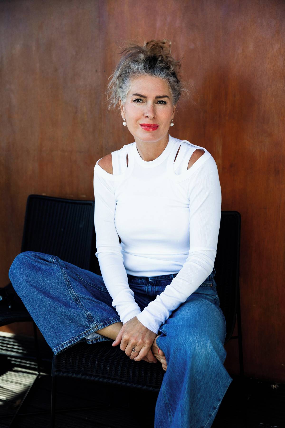 Džíny nakupuje ráda v Lindexu, který miluje i kvůli dětské módě. Dvojité triko pochází  z dílny návrhářky Hany Zárubové