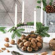 Snadné, jednoduché a efektní - to je adventní dekorace z košíku s ořechy a svíček ve skřipcích, které kdysi měla babička na stromku